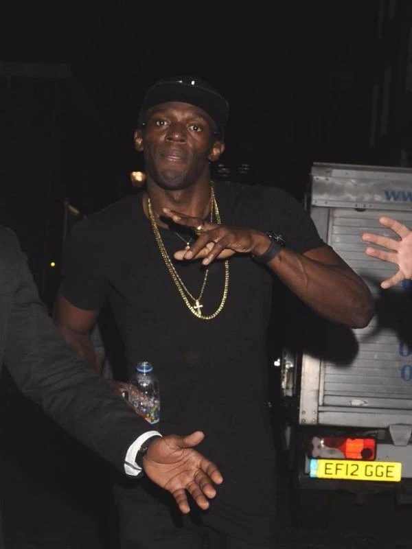 Qúa nổi bật với bộ đồ toàn đen trong đêm vui chơi